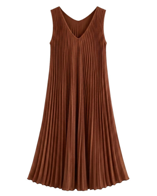 Vestido Plisado: vestido midi de tejido suelto con pliegues para mujeres reales de tallas curvy con escote en pico, diseño sin mangas y corte en diagonal de Quiles_Shop.