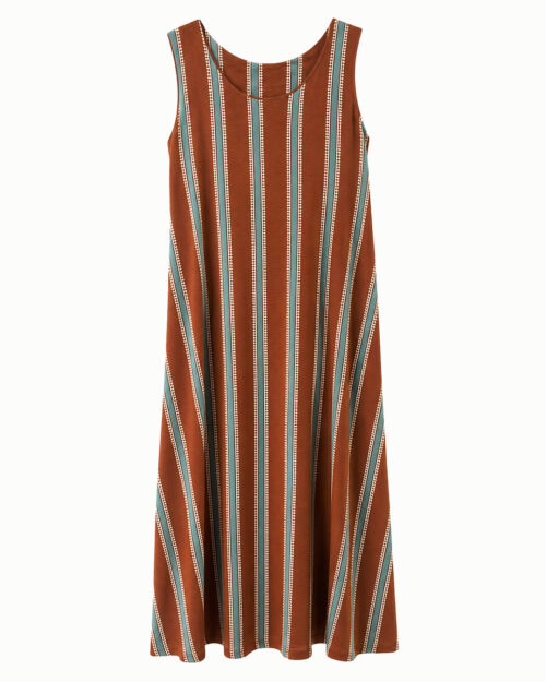 Vestido Retro: vestido largo sin mangas en licra fría con estampado de rayas verticales de Quiles_Shop (Imagen generada por IA).