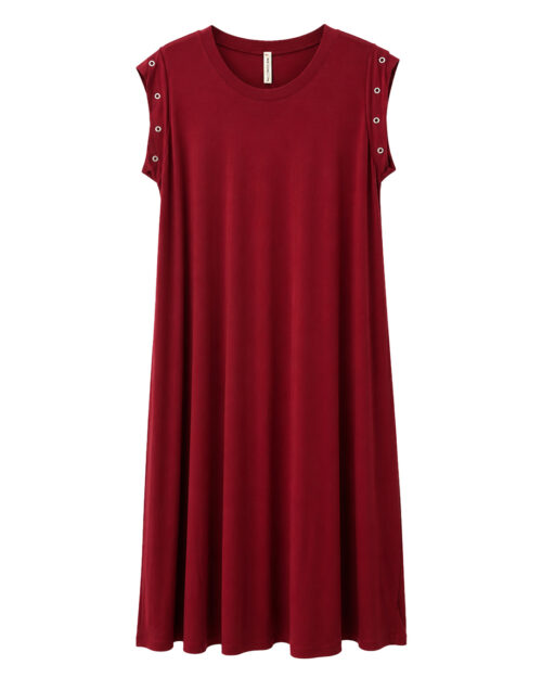 Vestido Tachas: vestido largo de diario color burdeos en punto fluido de viscosa con cuello redondo y detalle de tachas metálicas en las mangas de Quiles_Shop.