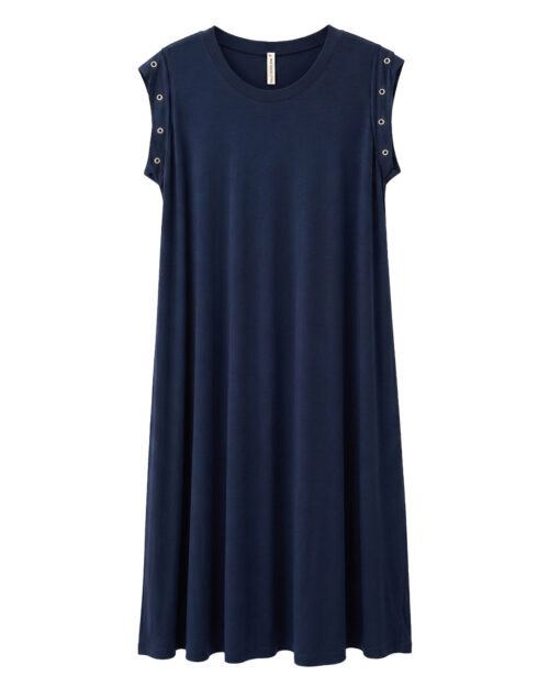 Vestido Tachas: vestido largo de diario color azul marino en punto fluido de viscosa con cuello redondo y detalle de tachas metálicas en las mangas de Quiles_Shop.