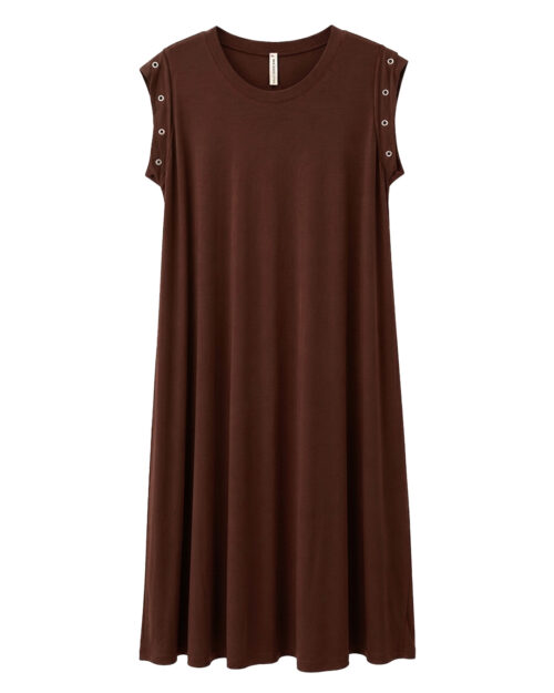 Vestido Tachas: vestido largo de diario color marrón en punto fluido de viscosa con cuello redondo y detalle de tachas metálicas en las mangas de Quiles_Shop.