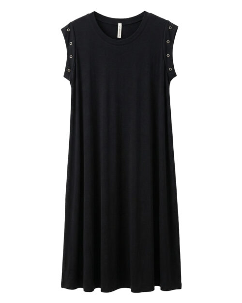 Vestido Tachas: vestido largo de diario color negro en punto fluido de viscosa con cuello redondo y detalle de tachas metálicas en las mangas de Quiles_Shop.