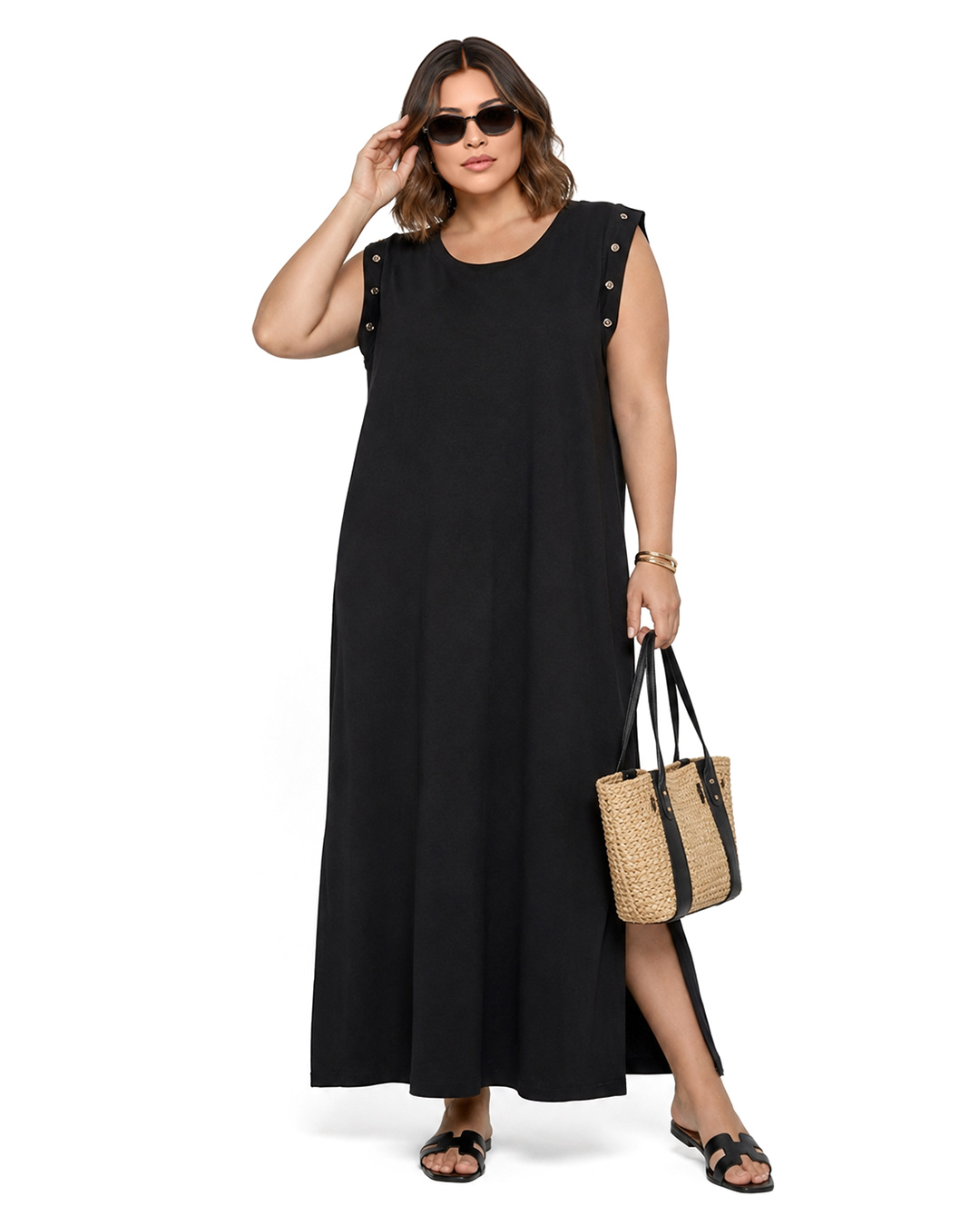 Vestido Tachas: vestido largo de diario color negro en punto fluido de viscosa con cuello redondo y detalle de tachas metálicas en las mangas de Quiles_Shop.