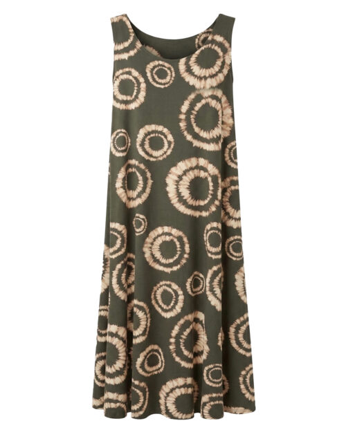 Vestido Zen: vestido largo de tirantes anchos en licra fría con estampado de rosetones en verde y fondo claro de Quiles_Shop (Imagen generada por IA).