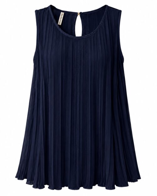 Blusa Plisada: blusa negra sin mangas para mujeres reales de tallas curvy con diseño totalmente plisado en vertical, cuello redondo y lágrima trasera con botón de Quiles_Shop.