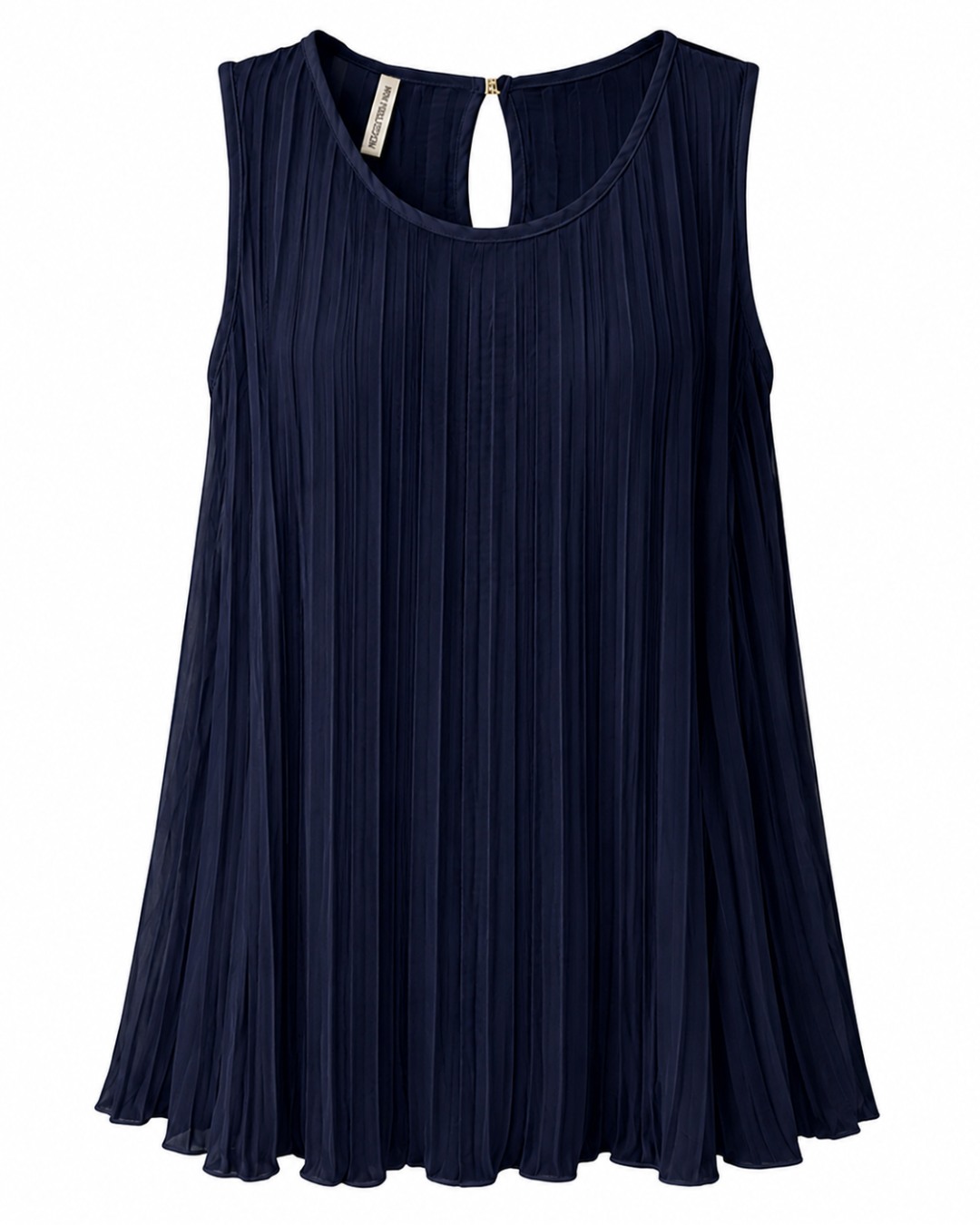 Blusa Plisada: blusa negra sin mangas para mujeres reales de tallas curvy con diseño totalmente plisado en vertical, cuello redondo y lágrima trasera con botón de Quiles_Shop.
