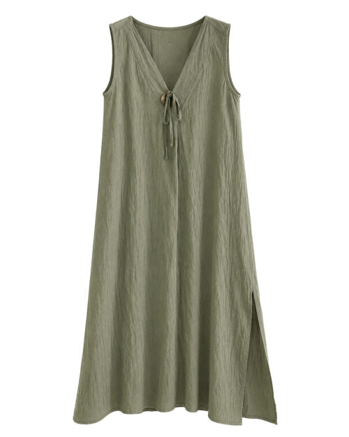 Vestido Natura: vestido largo verde caqui sin mangas en viscosa fluida efecto lino con escote en pico y abertura en un lado de Quiles_Shop (Imagen generada por IA).
