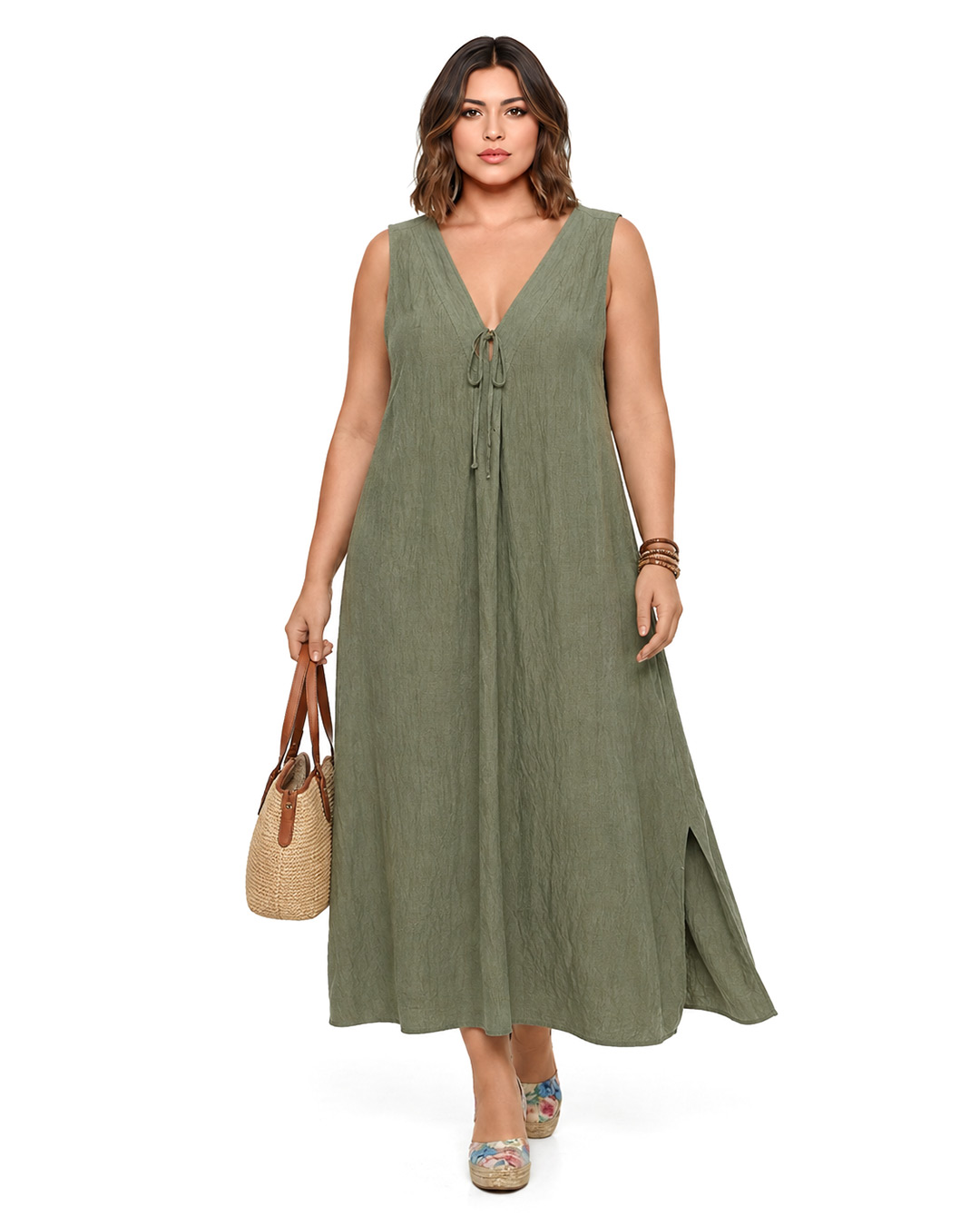 Vestido Natura: vestido largo verde caqui sin mangas en viscosa fluida efecto lino con escote en pico y abertura en un lado de Quiles_Shop (Imagen generada por IA).