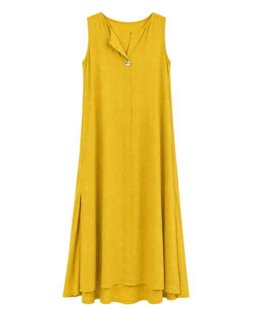 Vestido Tardeo: vestido largo en viscosa fluida con escote en V, botón decorativo central y abertura lateral de Quiles_Shop (Imagen generada por IA).