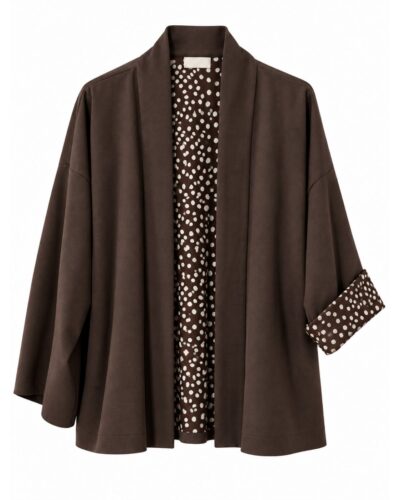 Blazer Dot chocolate para mujer curvy con diseño abierto, bolsillos y detalle interior de lunares