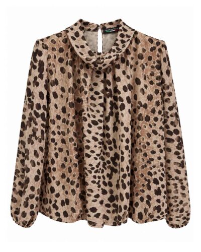 Blusa Animal Chic beige curvy con estampado animal print, lazada y mangas semitransparentes