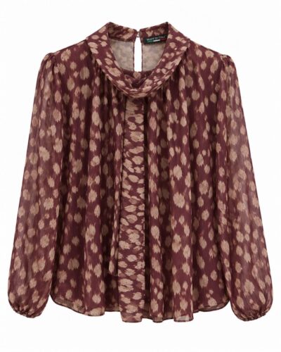 Blusa Animal Chic burdeos con estampado animal print, lazada y tejido efecto gasa