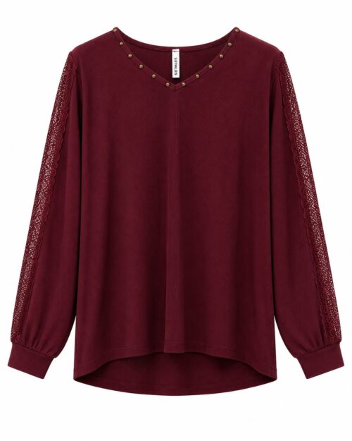 Blusa burdeos de canalé con escote de tachas y mangas de encaje