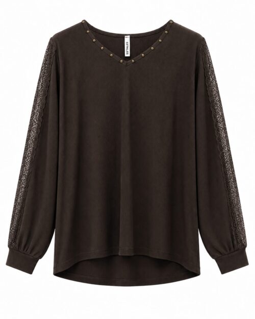 Blusa marrón de canalé con escote de tachas y mangas de encaje