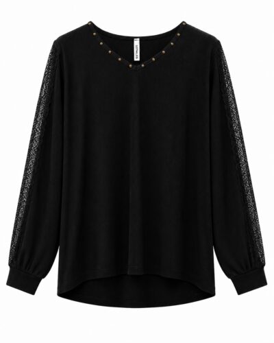Blusa negra de canalé con escote de tachas y mangas de encaje