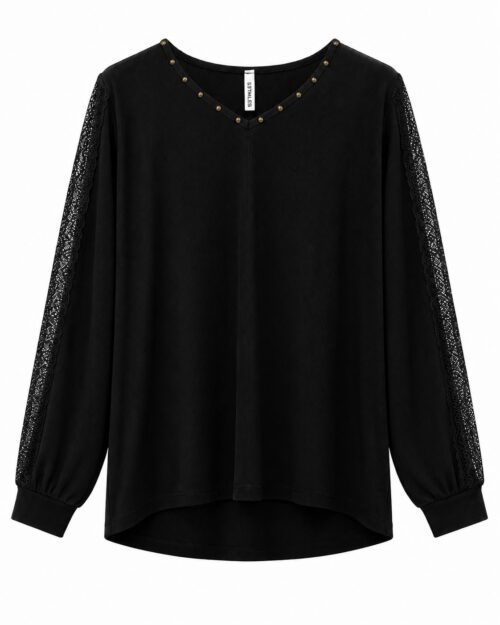 Blusa negra de canalé con escote de tachas y mangas de encaje