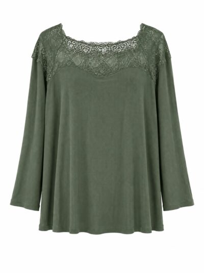 Blusa verde de canalé con canesú de encaje, escote amplio y manga larga