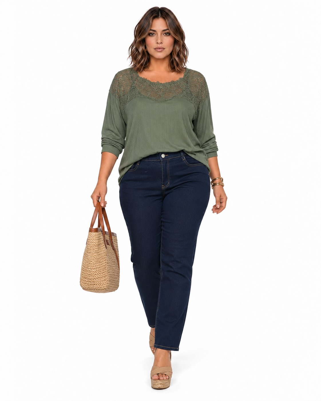 Look Blusa verde de canalé con canesú de encaje, escote amplio y manga larga