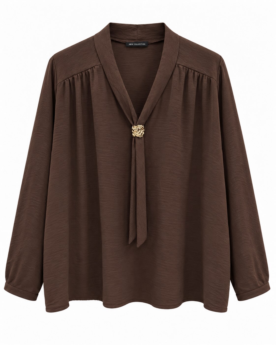 Blusa joya chocolate curvy de tejido fluido con escote en V y adorno dorado