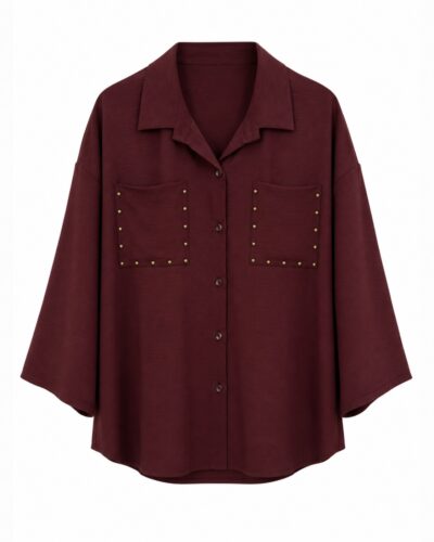 Camisa tachuelas Vera burdeos con bolsillos delanteros, cuello camisero y cierre de botones