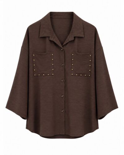 Camisa tachuelas Vera chocolate de mujer curvy con bolsillos delanteros y tachuelas doradas