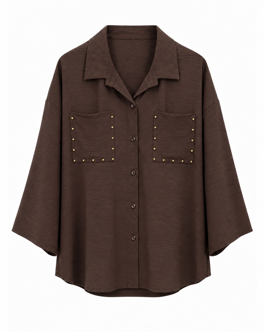 Camisa tachuelas Vera chocolate de mujer curvy con bolsillos delanteros y tachuelas doradas