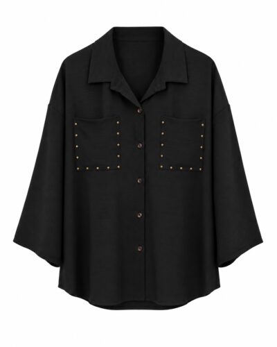 Camisa tachuelas Vera negra con bolsillos de parche, detalles metálicos y cierre delantero de botones