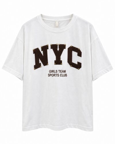 Camiseta New York blanca chocolate de mujer con letras NYC en relieve, detalles metálicos y manga corta