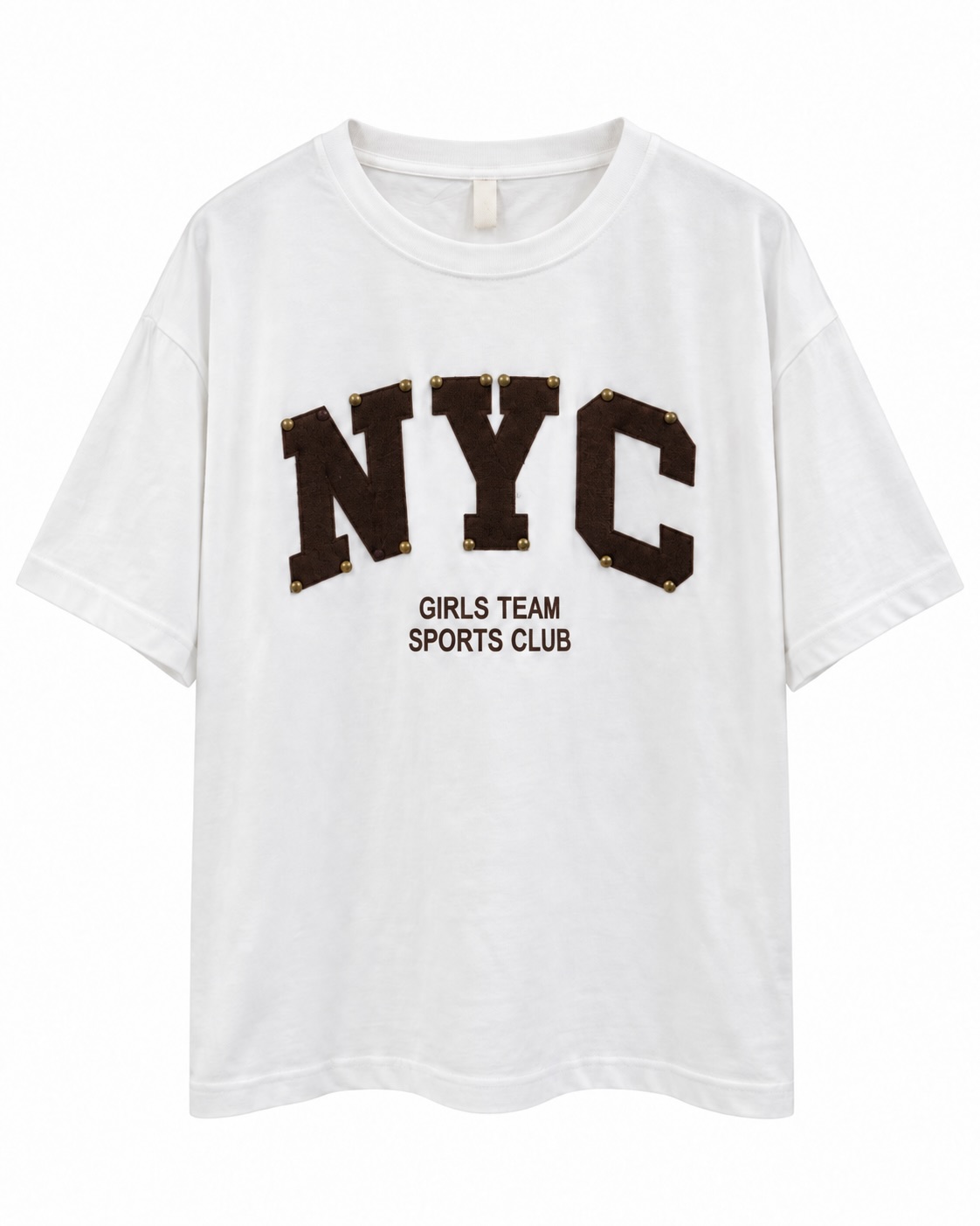 Camiseta New York blanca chocolate de mujer con letras NYC en relieve, detalles metálicos y manga corta