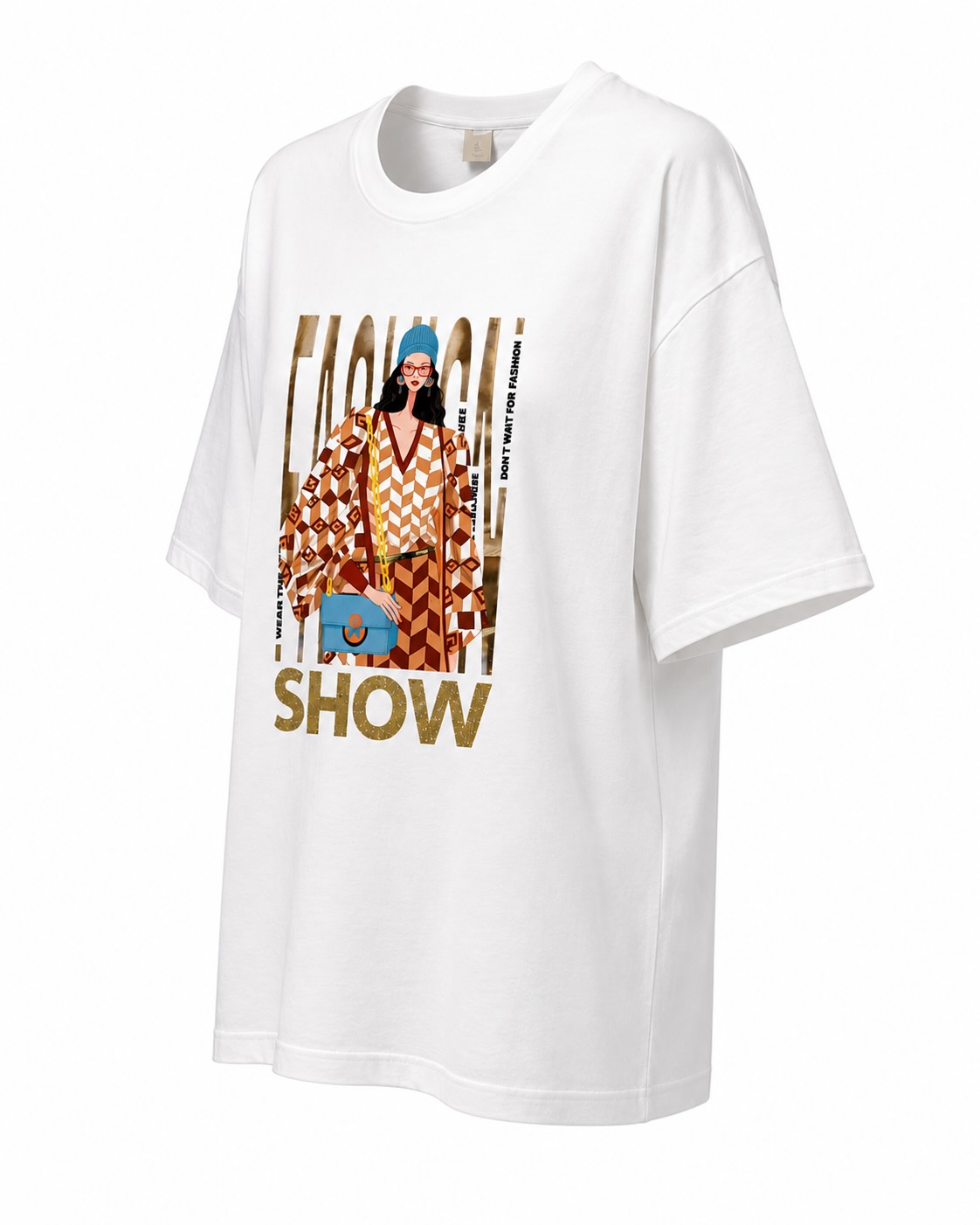 lateral camiseta oversize reina de la moda blanca con estampado fashion
