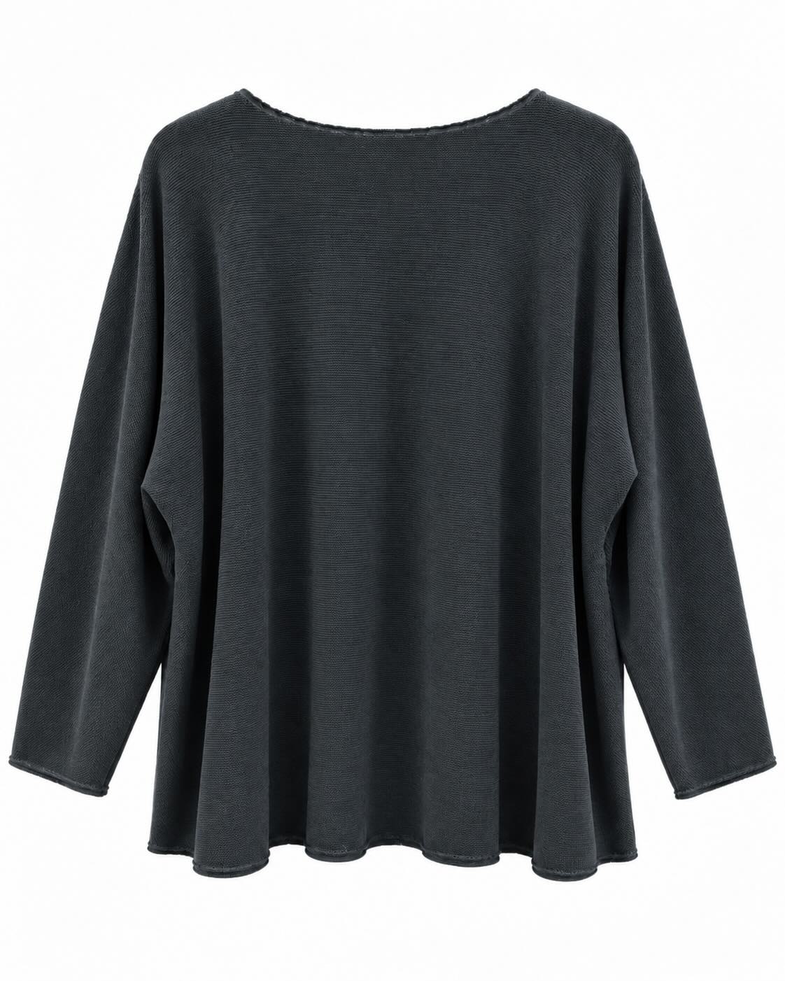 Camiseta relieve negra manga larga vista de espalda con caída amplia