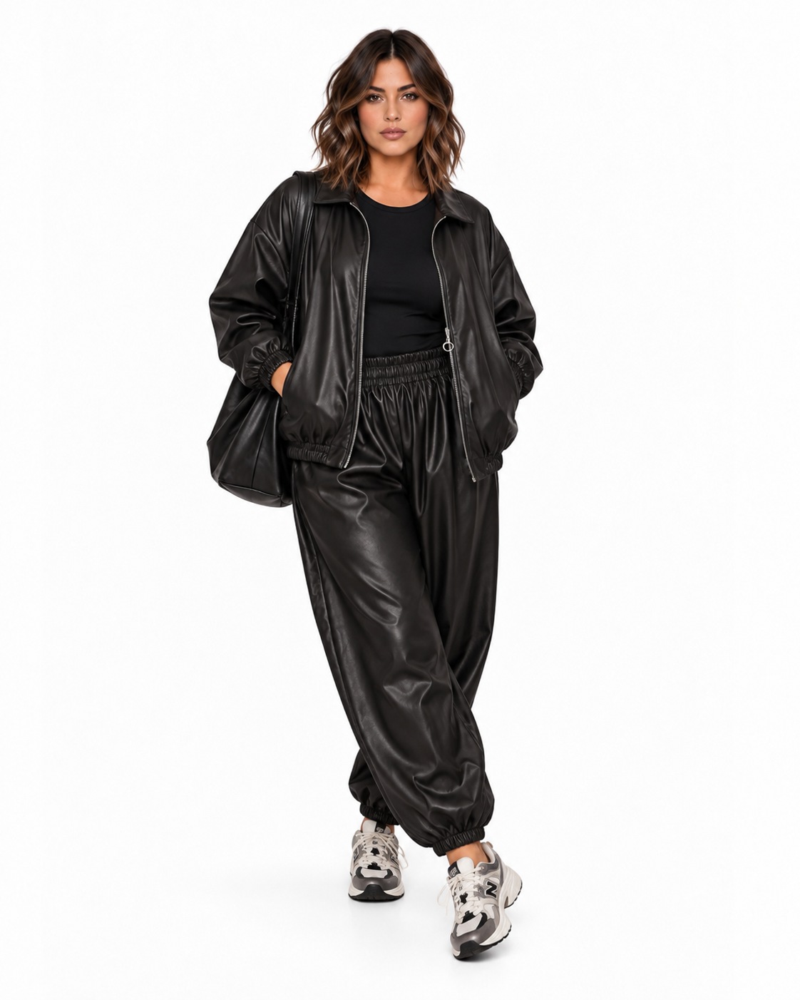Look completo Pantalón jogger efecto piel negro para mujer curvy con cintura elástica, bolsillos laterales y bajos ajustados