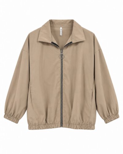 Cazadora bomber técnica beige con cremallera, cuello amplio y acabados elásticos