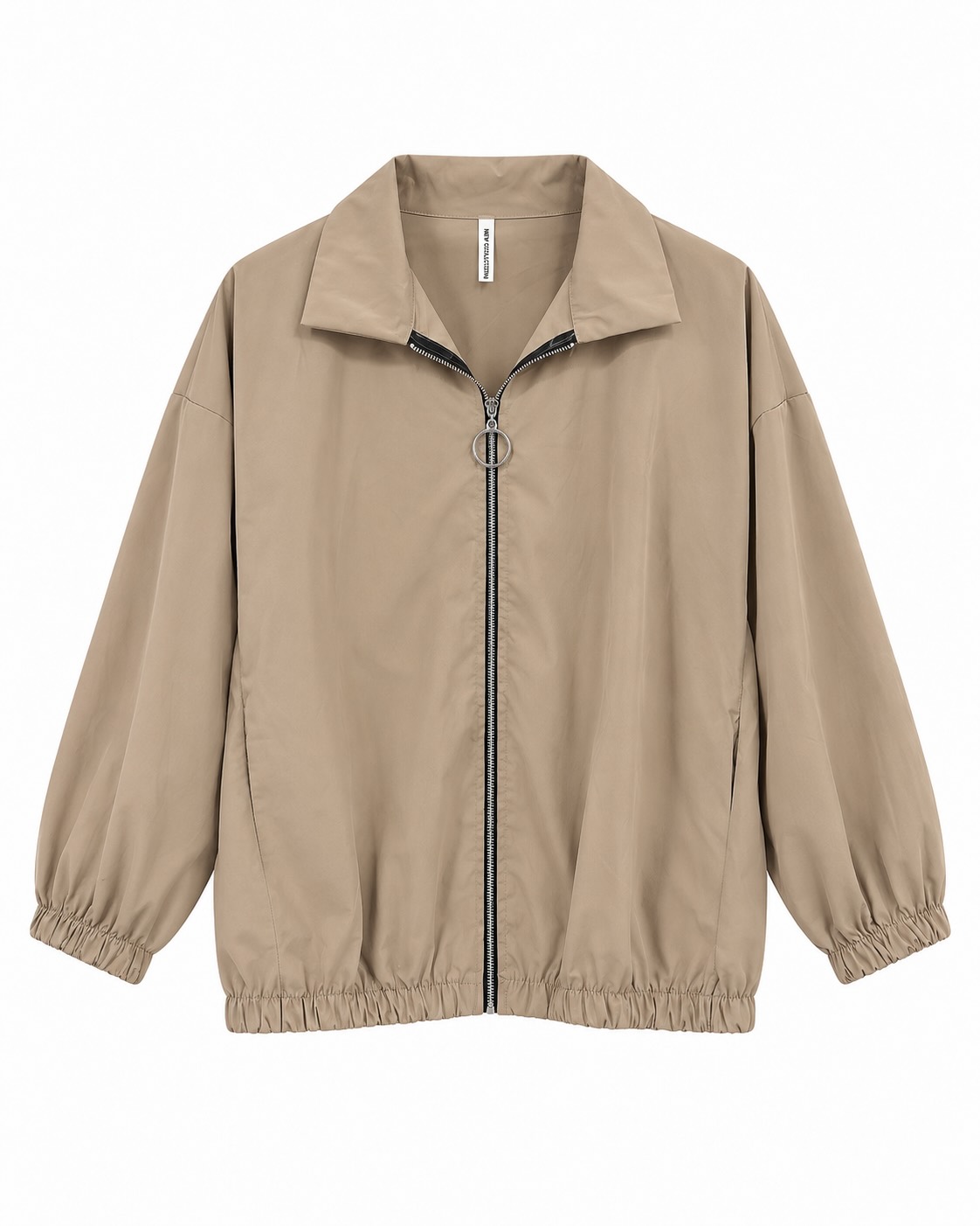 Cazadora bomber técnica beige con cremallera, cuello amplio y acabados elásticos