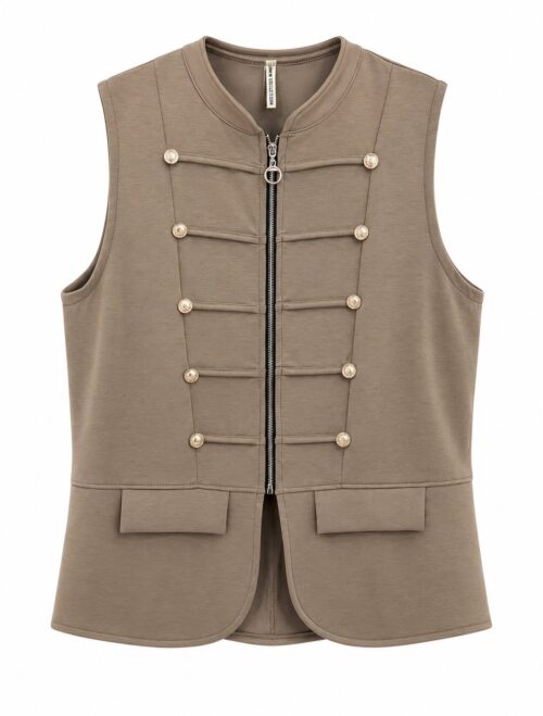 Delantero chaleco beige de estilo militar con cremallera, bolsillos y botones dorados.