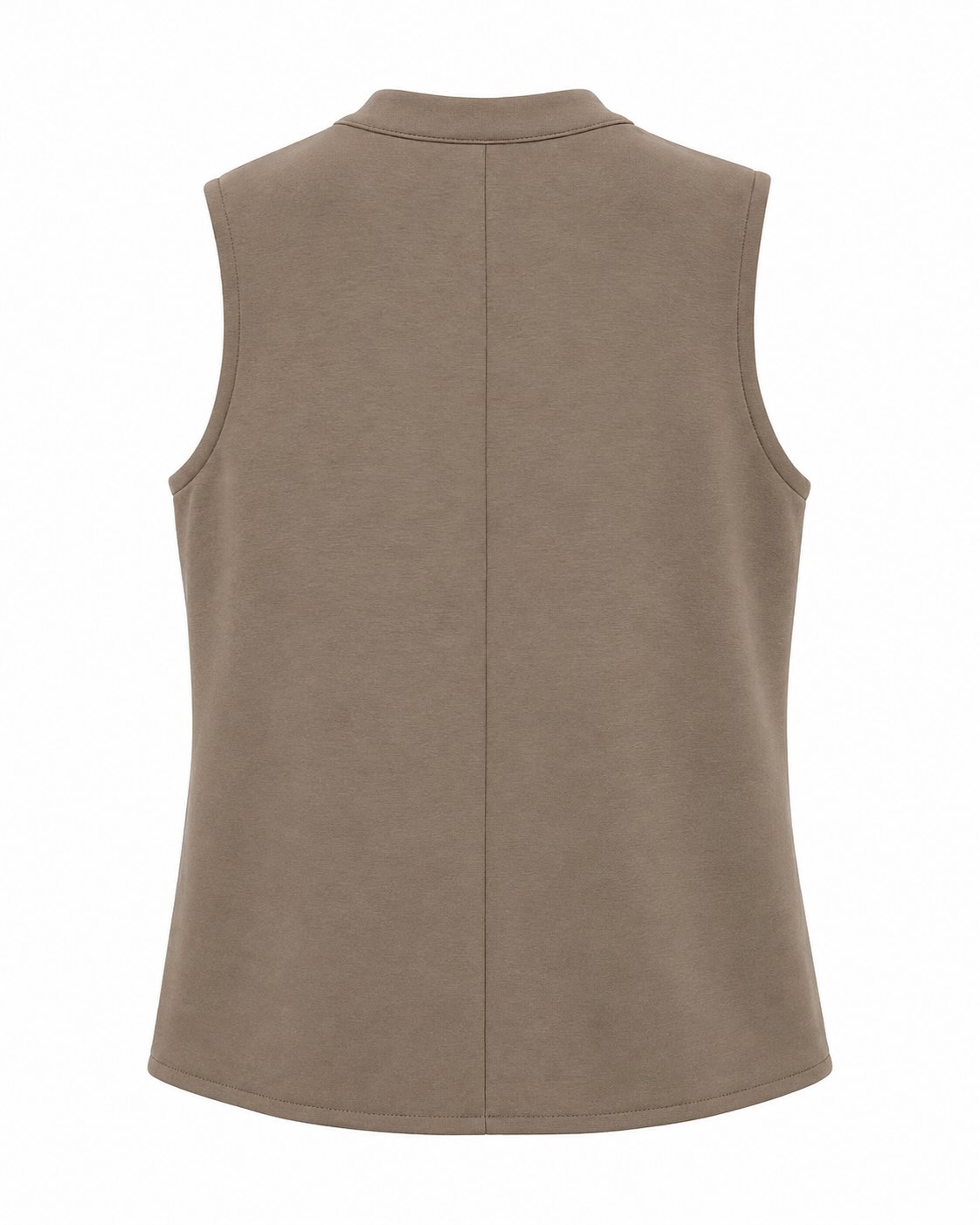 espalda chaleco beige de estilo militar con cremallera, bolsillos y botones dorados.