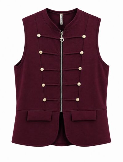 Delantero chaleco burdeos de estilo militar con cremallera, bolsillos y botones dorados.