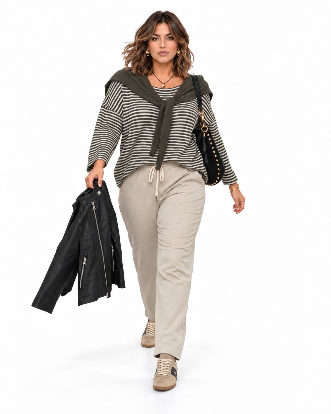Look completo Jersey marinero capa kaki para mujer curvy con rayas en crudo y pieza superior anudada integrada