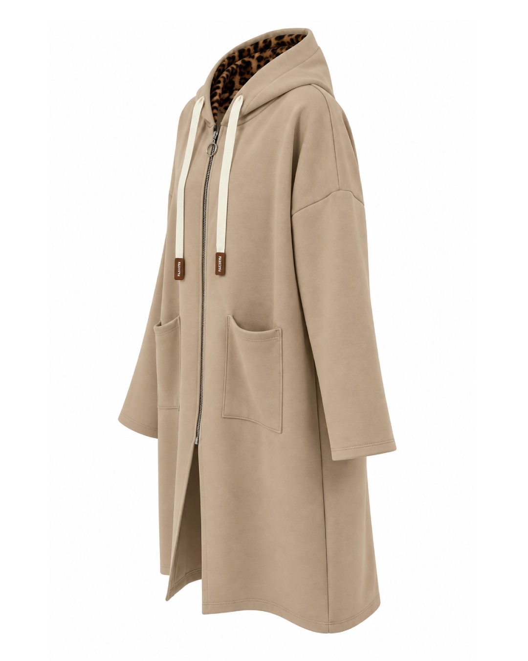 Vista lateral de la chaqueta beige con capucha y detalle de leopardo