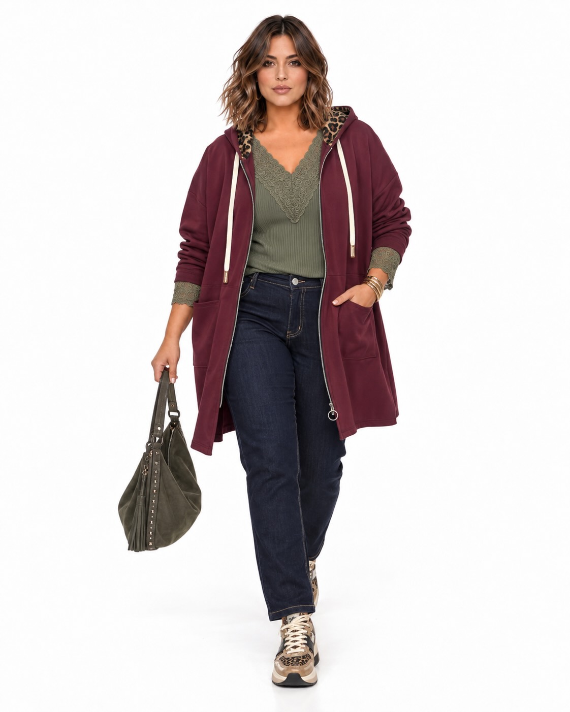 Outfit completo Chaqueta burdeos con capucha, detalle de leopardo, cremallera y bolsillos delanteros