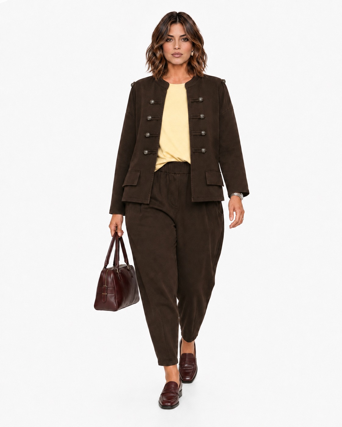 Total look de la chaqueta militar marrón chocolate con alamares, botones metálicos y tapetas decorativas