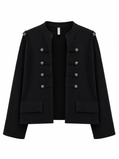 Chaqueta militar negra con alamares y tapetas decorativas
