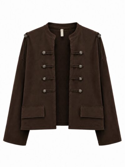 Chaqueta militar marrón chocolate con alamares, botones metálicos y tapetas decorativas