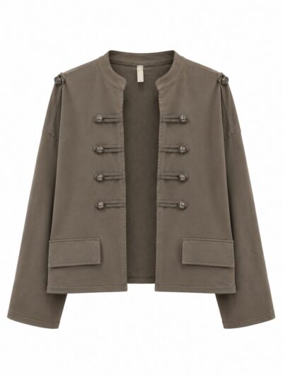 Chaqueta militar topo con alamares y tapetas decorativas