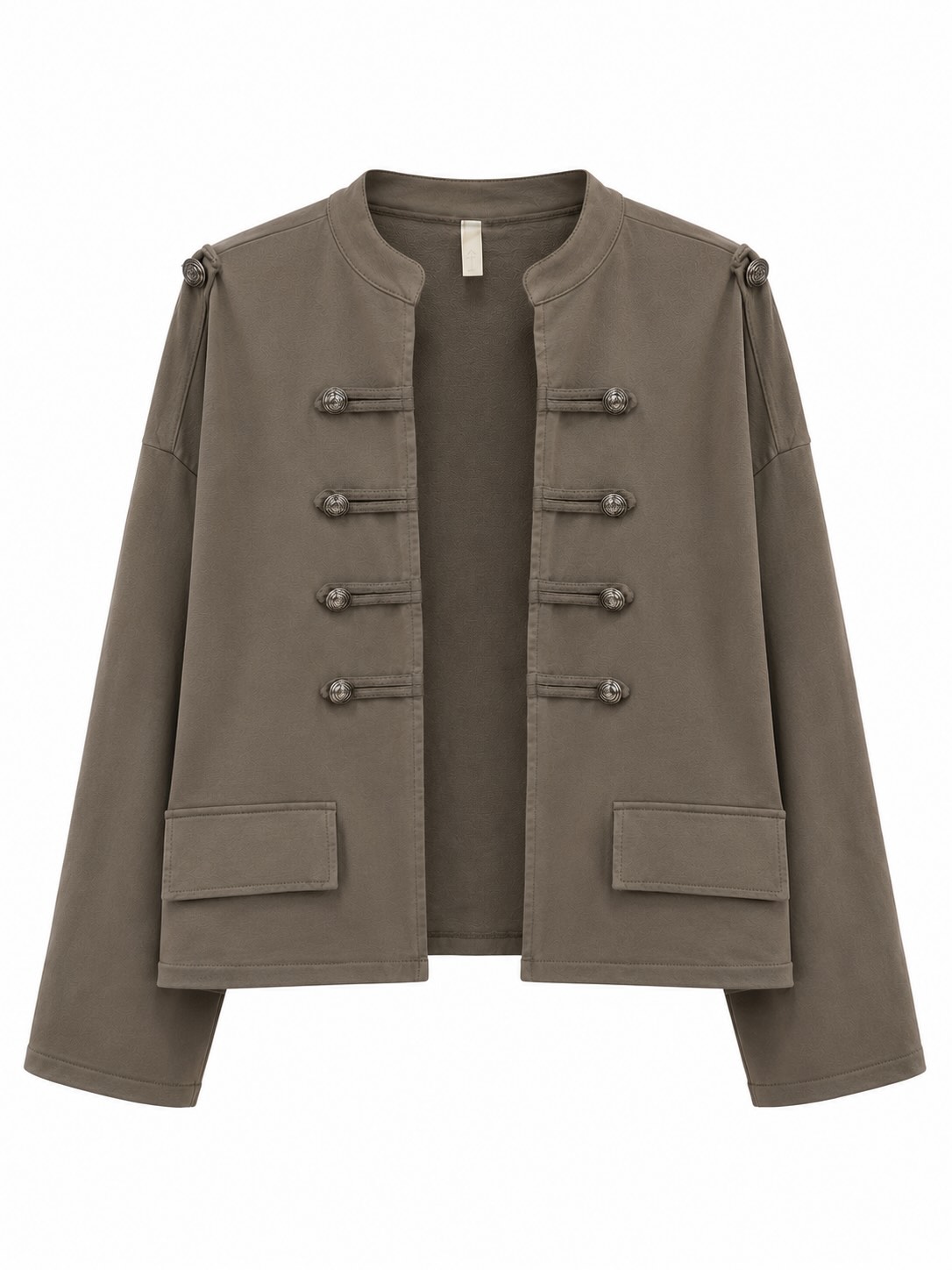 Chaqueta militar topo con alamares y tapetas decorativas