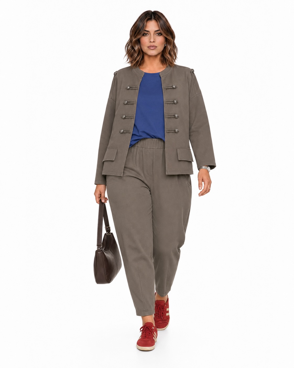Look completo chaqueta militar topo con alamares y tapetas decorativas