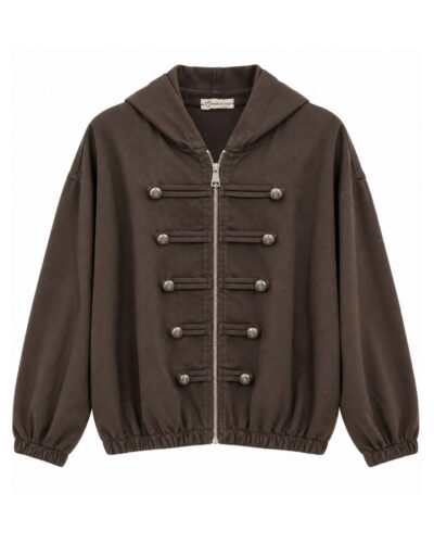 Chaqueta Napoleón chocolate de mujer curvy con capucha, cremallera y detalles de botones metálicos, vista delantera