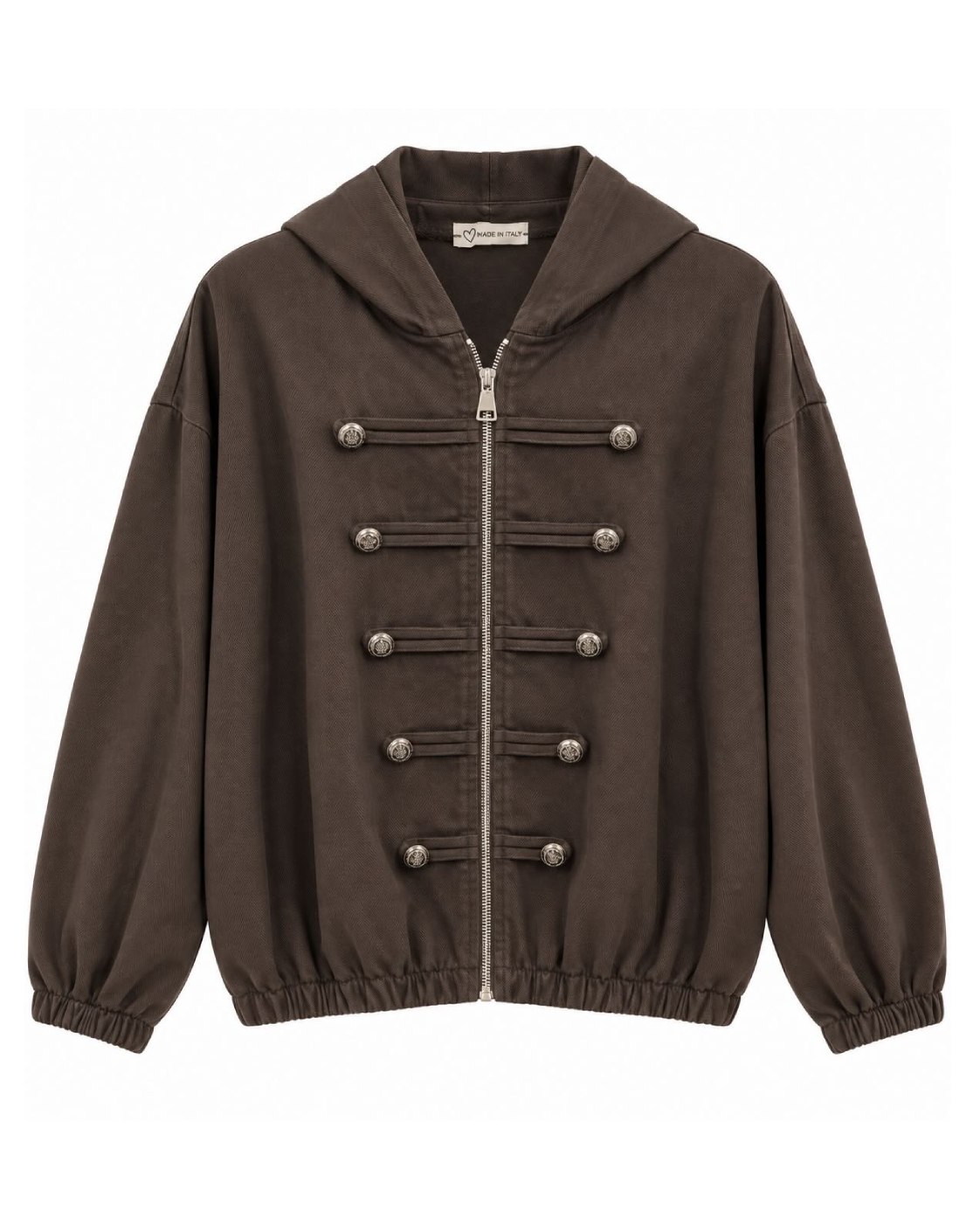 Chaqueta Napoleón chocolate de mujer curvy con capucha, cremallera y detalles de botones metálicos, vista delantera