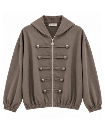 Chaqueta Napoleón topo de mujer curvy con capucha, cremallera y detalles militares con botones metálicos, vista delantera