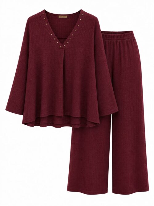 Blusa y pantalón del conjunto texturizado burdeos con escote de pico y tachas